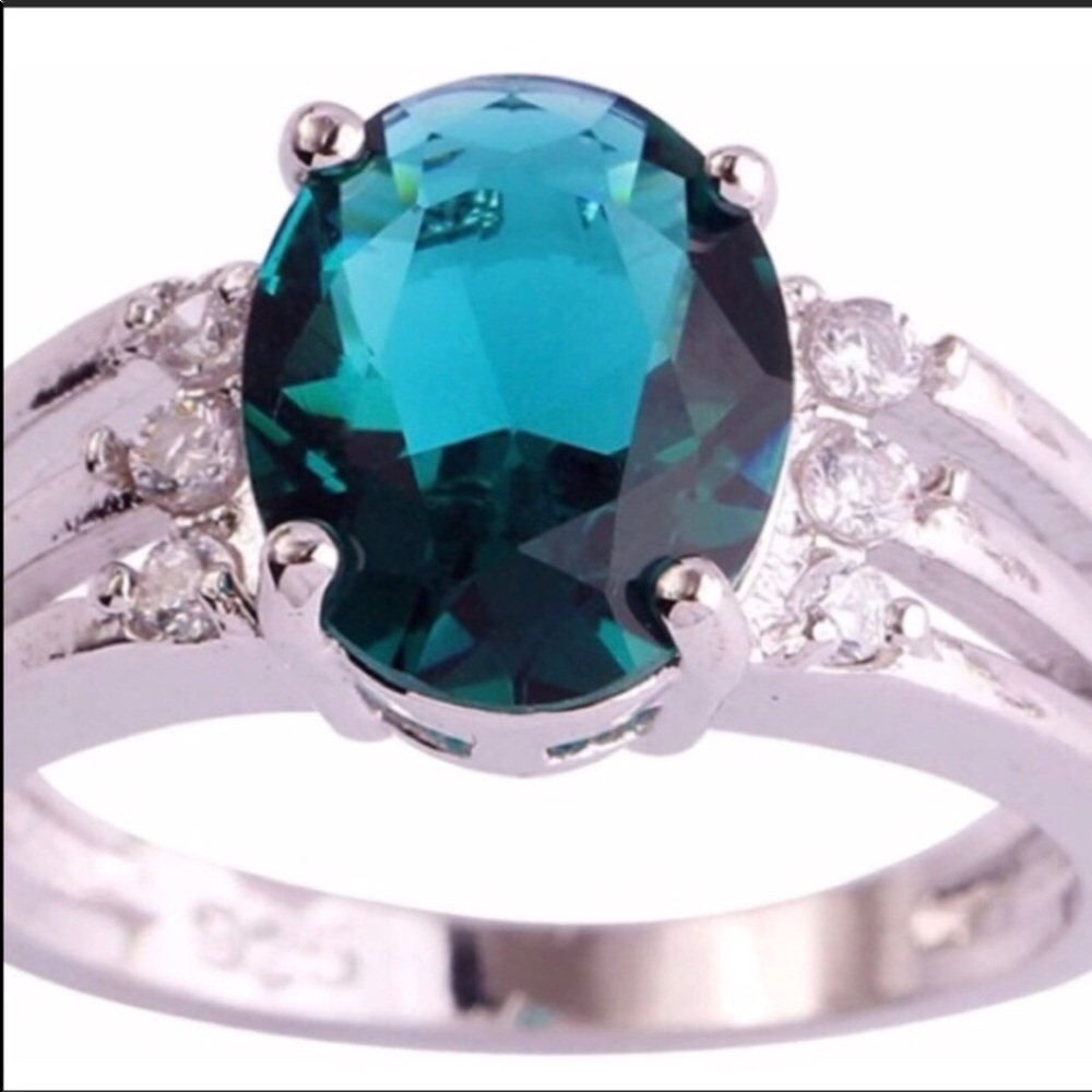 - Size 8 green filled topaz  ring - Picture 2 of 4